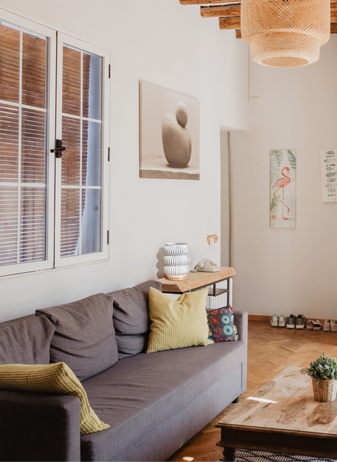 Stilvolle nordische Tischlampe aus Holz und Bioplastik in modernem Interieur – Symbol für nachhaltiges Design von Lys & Form