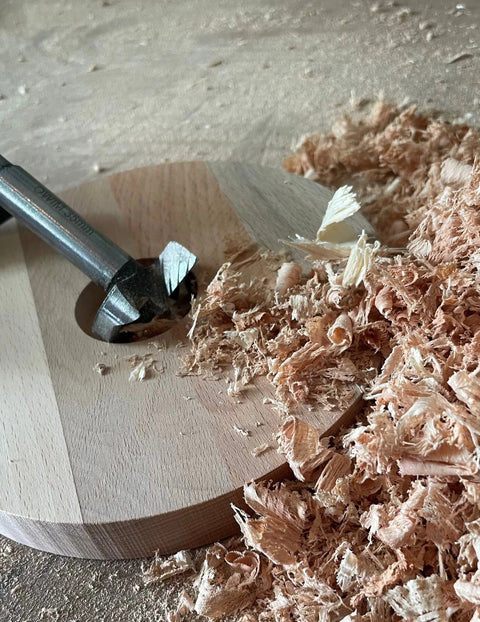 Nachhaltiger Holzsockel Produktion mit Bohrer. Handgefertigt in Bremen.