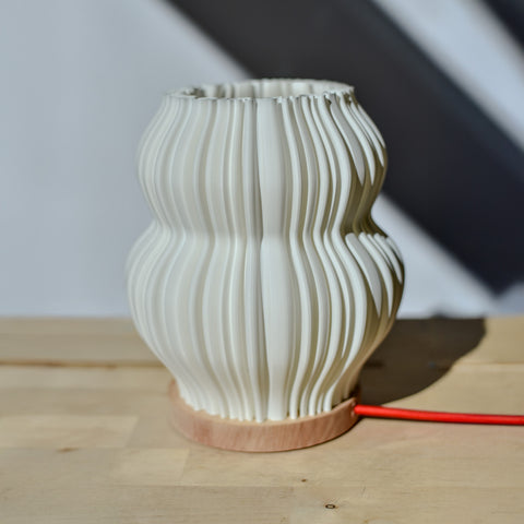 Seitenansicht der Pæra Tischlampe mit fließenden Rundungen und harmonischer, weicher Silhouette