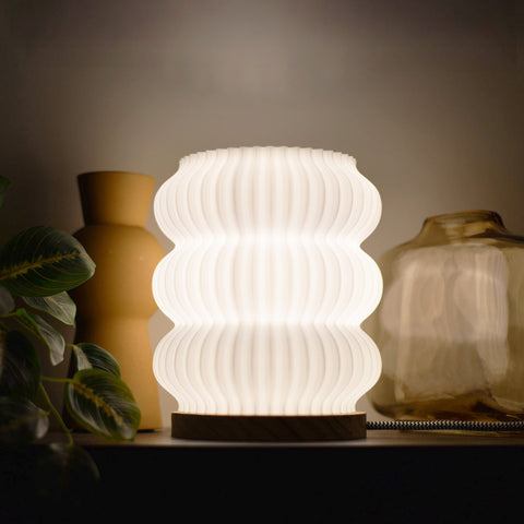 Tischlampe Bolla in Seitenansicht – rundes Design mit geschichteter Form aus nachhaltigem PLA und Naturkiefer-Sockel