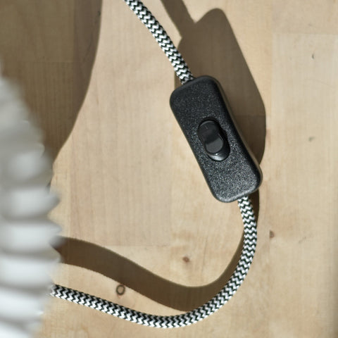 Gestreiftes Textilkabel der Bolla Tischlampe in Detailansicht mit hochwertiger Verarbeitung und E27-Fassung