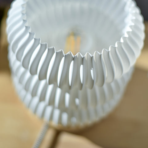 Detailansicht des fein strukturierten PLA-Lampenschirms der Bolla-Lampe, weich gerillte Oberfläche mit organischem Look