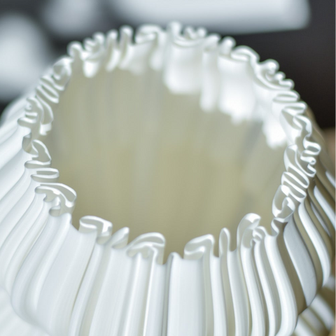 Nahaufnahme eines Lampenschirms mit feinen Konturen – handgefertigte Oberfläche aus nachhaltigem Bioplastik.