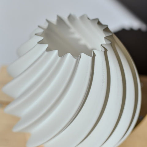 Feine Struktur und Oberfläche des Stråling Lampenschirms mit betonter Lichtführung