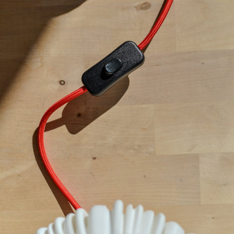 Rotes stoffummanteltes Kabel der Pæra Lampe mit dezentem Akzent zum natürlichen Materialmix