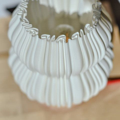 Detail des organisch geformten Lampenschirms der Pæra aus Bioplastik mit sanften Lichtschattierungen