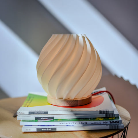Stråling Tischlampe mit bauchiger Form und ruhigen, geschwungenen Linien aus PLA und Naturbuche