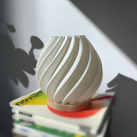 Stråling Tischlampe auf einem Sideboard in stilvoller, moderner Einrichtung – warmes Licht in klarer Formgebung