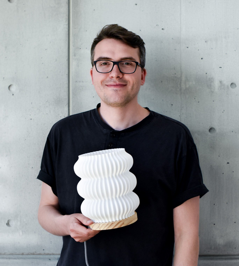 Einblick ins Atelier von Lys & Form – Gründer:in zeigt Entstehungsprozess nachhaltiger Designlampen.