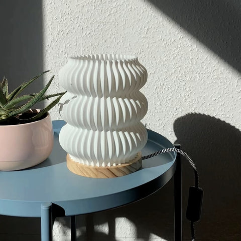 Wohnzimmer im Tageslicht mit skandinavischen Möbeln und Designlampe – ruhige Atmosphäre, Fokus auf Licht und Form.