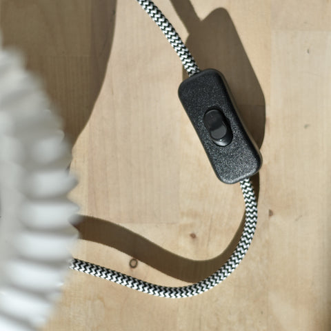 Gestreiftes Textilkabel der Bolla Tischlampe in Detailansicht mit hochwertiger Verarbeitung und E27-Fassung