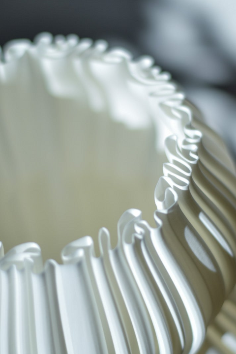 Nahaufnahme eines Lampenschirms mit feinen Konturen – handgefertigte Oberfläche aus nachhaltigem Bioplastik.