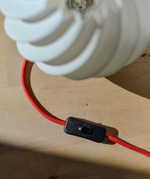 Rotes Textilkabel der Stråling Tischlampe mit sauberem Finish und EU-Stecker (Typ C)
